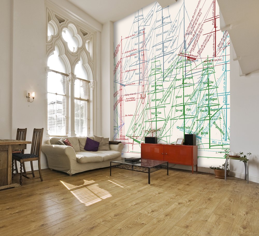 papier peint dans un séjour montrant des mats de navires à voile