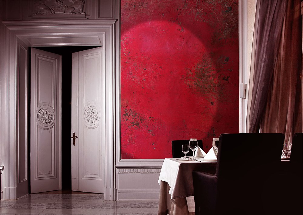 Sur le mur de ce restaurant intime le papier peint apporte confort et chaleur