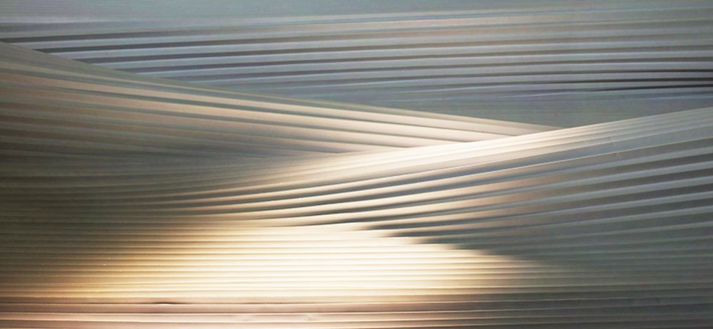 motif de rayures inclinées évoquant des dunes de sable