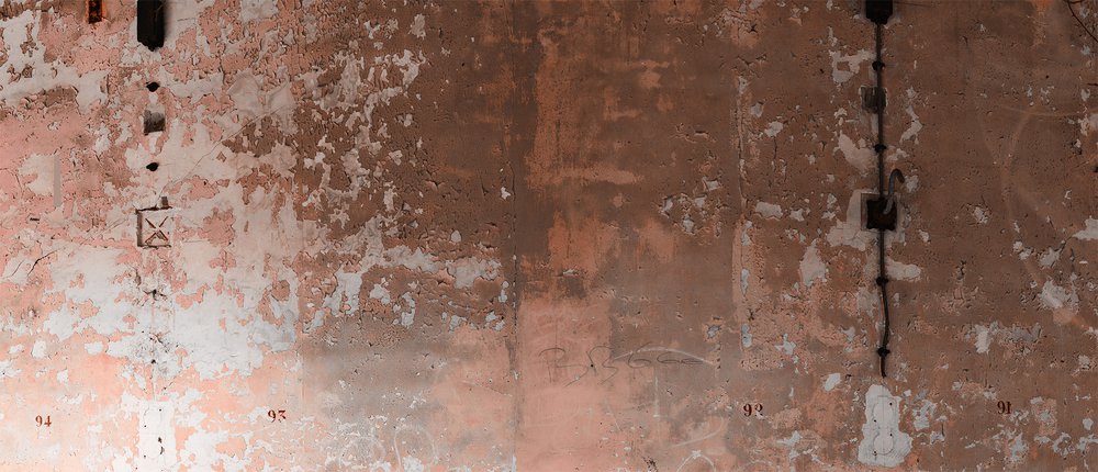 papier peint panoramique ethnique représentant un mur brut couleur argile