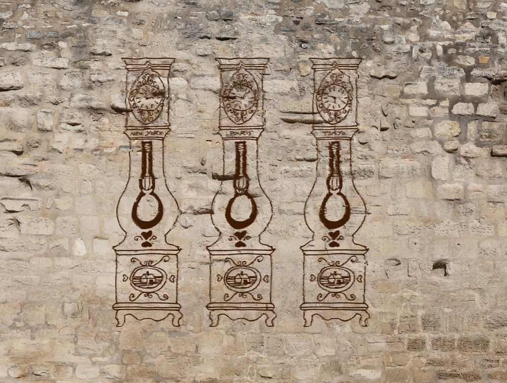 horloges sur mur ancien
